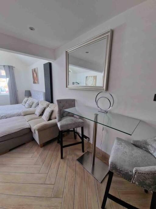 Lovely Studio Annex In Lilliput Пул Екстериор снимка